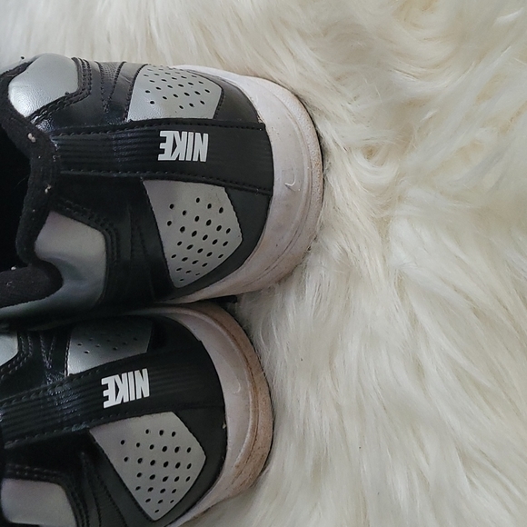 Nike Baseball Cleats - Picture 3 of 4